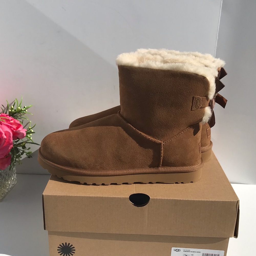 UGG Mini Bailey UGG Metal Graphic - Picture 6 of 9